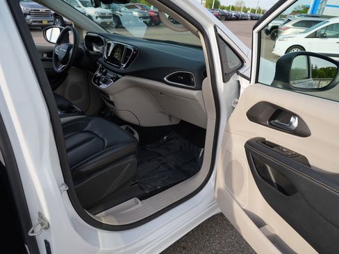 Used 2023 Chrysler Pacifica Touring-L FWD image 30