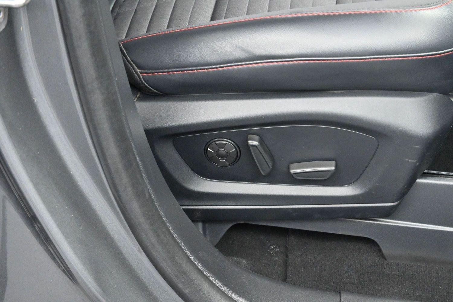 Used 2025 Ford Explorer ST-Line w/ Premium Package RWD image 33