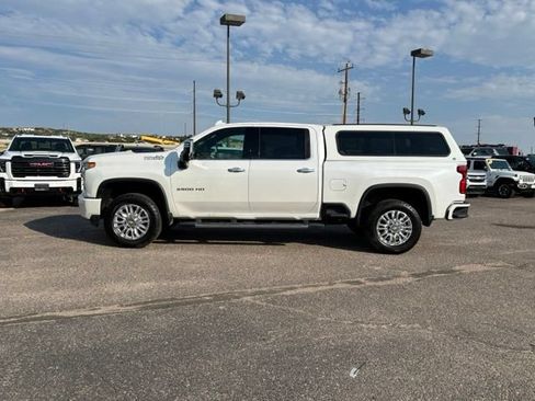 Used 2022 Chevrolet Silverado 2500 High Country w/ Technology Package AWD/4WD image 2