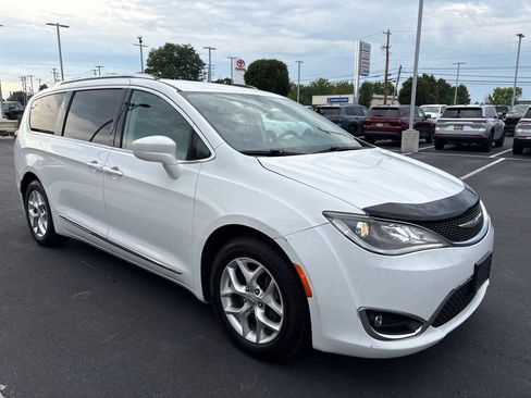 Used 2017 Chrysler Pacifica Touring-L Plus w/ Tire & Wheel Group FWD image 7