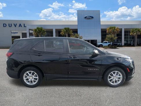 Used 2023 Chevrolet Equinox LS w/ LS Convenience Package FWD image 3