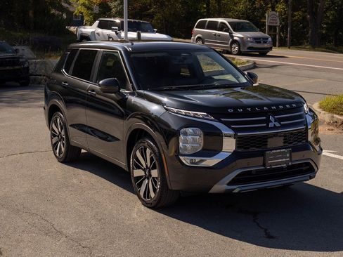 Used 2025 Mitsubishi Outlander SE image 4