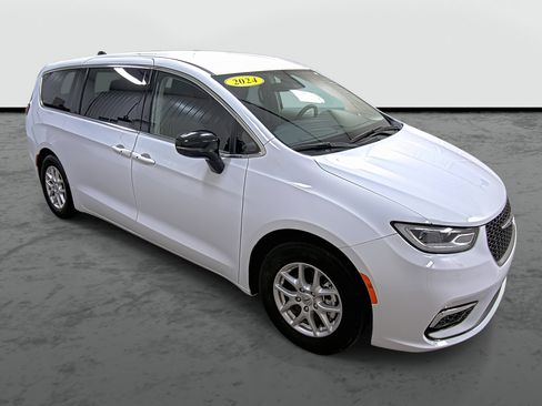 Used 2024 Chrysler Pacifica Touring-L w/ Uconnect Theater Family Group FWD image 5