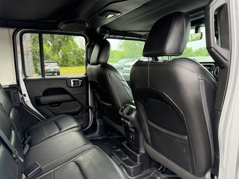 Used 2018 Jeep Wrangler Unlimited Sahara AWD/4WD image 27