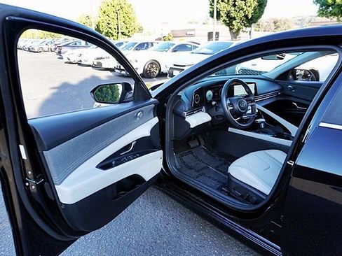 Certified 2023 Hyundai Elantra Limited FWD image 36
