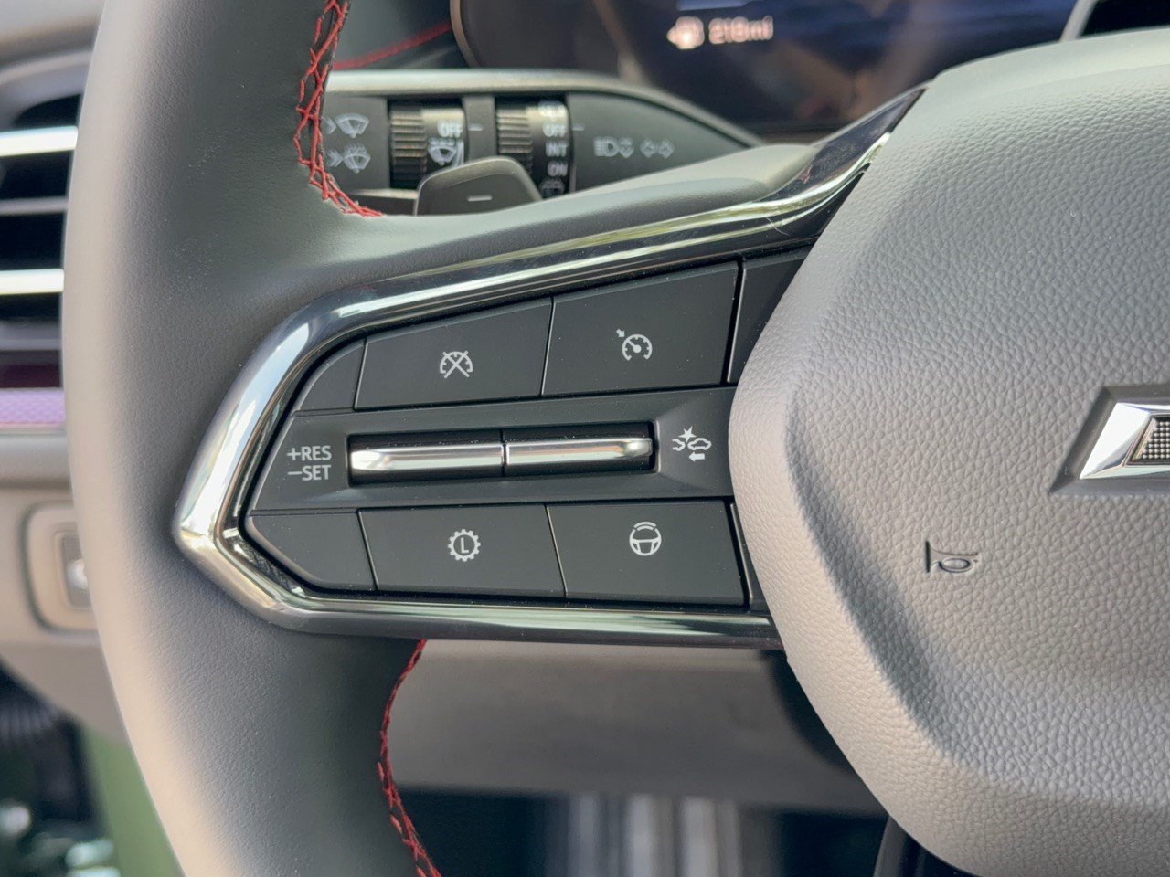 New 2027 Chevrolet Traverse RS w/ LPO, Floor Liner Package FWD image 18