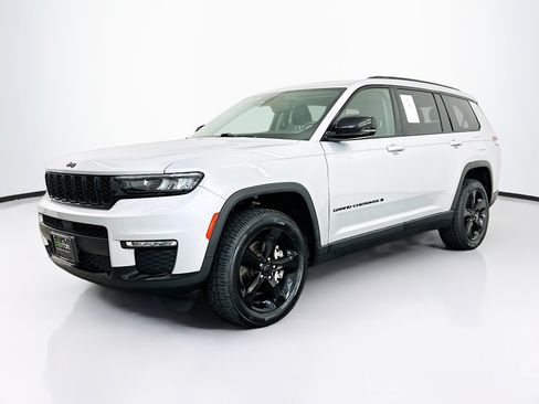 Used 2023 Jeep Grand Cherokee L Limited w/ Black Appearance Package AWD/4WD image 3