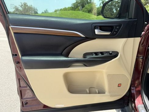 Used 2019 Toyota Highlander Limited Platinum FWD image 10