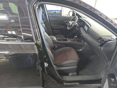 Used 2025 Nissan Kicks SR FWD image 9