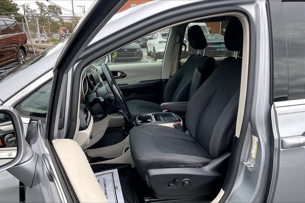 Used 2019 Chrysler Pacifica Touring Plus w/ Cold Weather Group FWD image 24