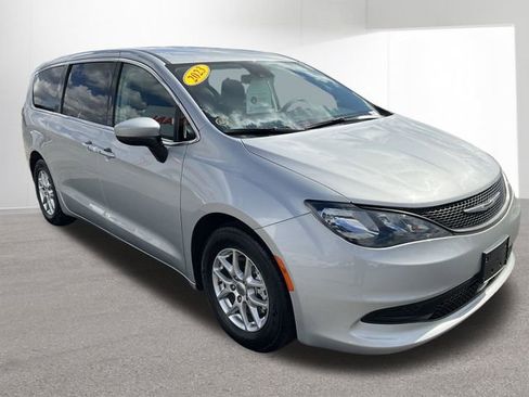 Used 2023 Chrysler Voyager LX image 3