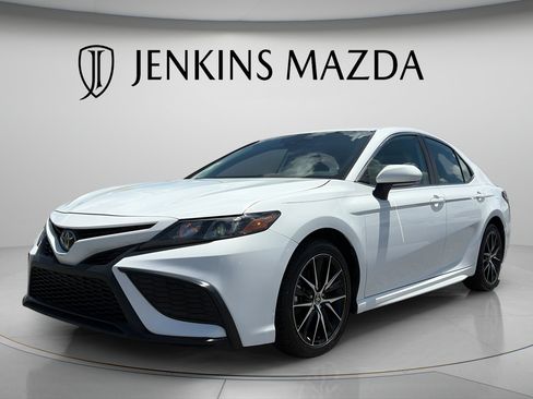 Used 2024 Toyota Camry SE FWD image 3