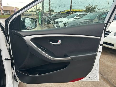 Used 2017 Hyundai Elantra GT FWD image 16