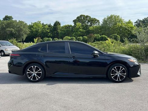 Used 2018 Toyota Camry SE FWD image 2