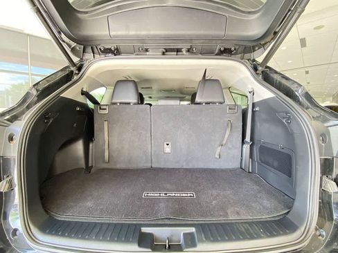 Used 2022 Toyota Highlander XLE AWD/4WD image 27