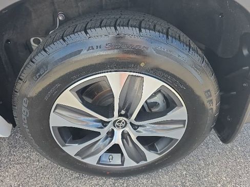 Used 2023 Toyota Highlander XLE FWD image 7