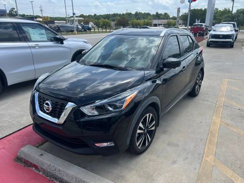 Used 2019 Nissan Kicks SR w/ SR Premium Package FWD image 3