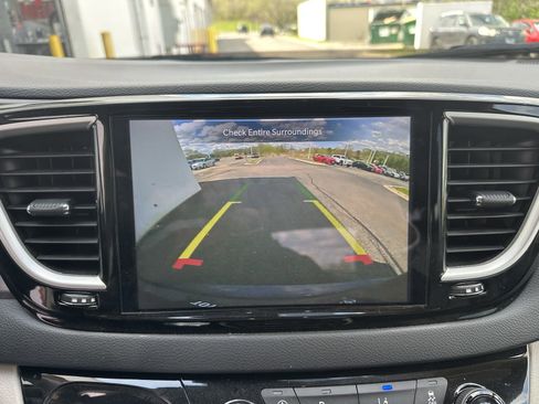 Used 2023 Chrysler Pacifica Touring-L FWD image 18