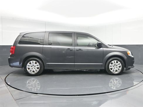 Used 2019 Dodge Grand Caravan SE w/ UConnect Hands-Free Group FWD image 4