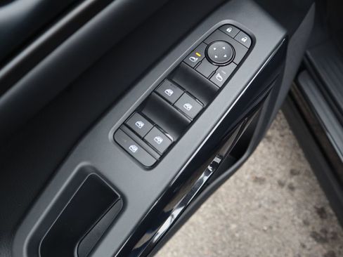 New 2025 Nissan Pathfinder SV w/ Black Appearance Package image 19