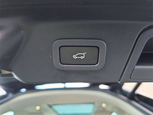 Used 2021 Land Rover Range Rover Velar R-Dynamic S image 16