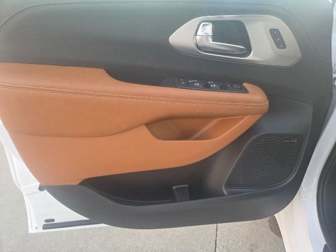 New 2026 Chrysler Pacifica Pinnacle w/ Trailer Tow Group image 29