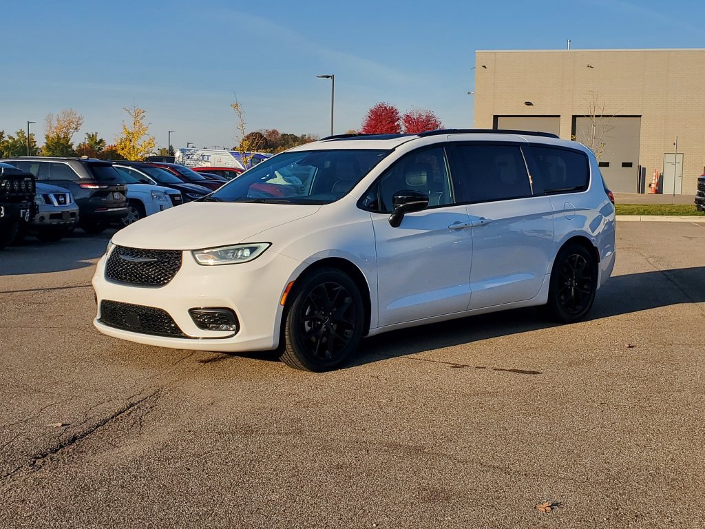 Used 2025 Chrysler Pacifica Limited FWD image 2