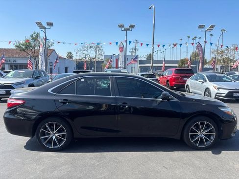 Used 2017 Toyota Camry XSE w/ Moonroof Package FWD image 4
