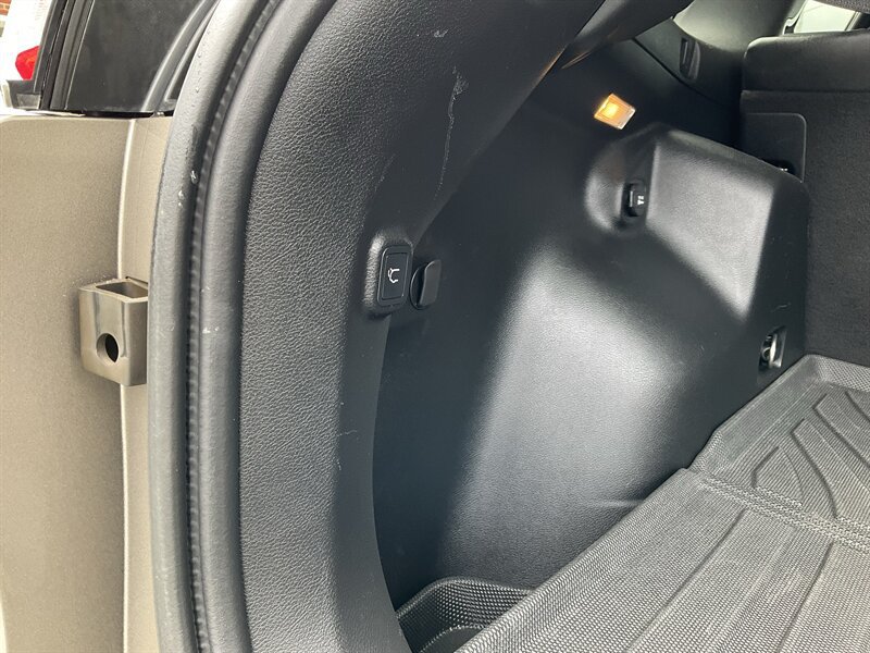 Used 2021 Jeep Cherokee Trailhawk w/ Premium Leather Package AWD/4WD image 13