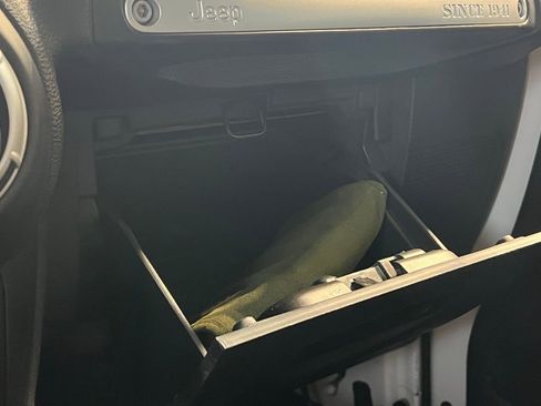 Used 2015 Jeep Wrangler Unlimited Sahara w/ Connectivity Group image 31