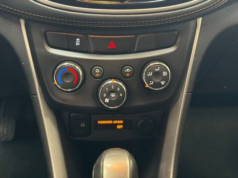 Used 2022 Chevrolet Trax LT w/ LT Convenience Package FWD image 20
