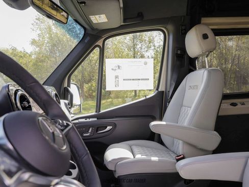 Used 2025 Mercedes-Benz Sprinter 2500 image 41