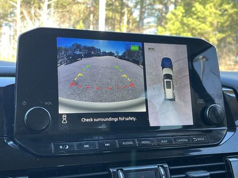 Used 2022 Nissan Pathfinder SL image 3