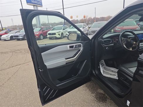 Certified 2022 Ford Explorer XLT w/ Equipment Group 202A image 33