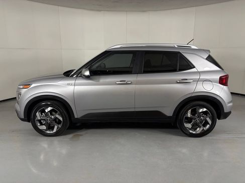 Used 2025 Hyundai Venue SEL FWD image 4