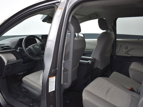 Used 2024 Toyota Sienna LE image 22