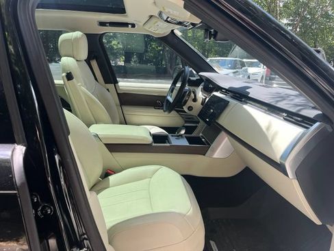 Used 2025 Land Rover Range Rover SE AWD/4WD image 11