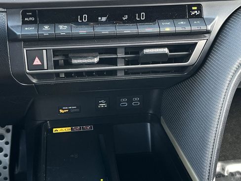 Used 2025 Toyota Camry SE w/ Convenience Package image 17