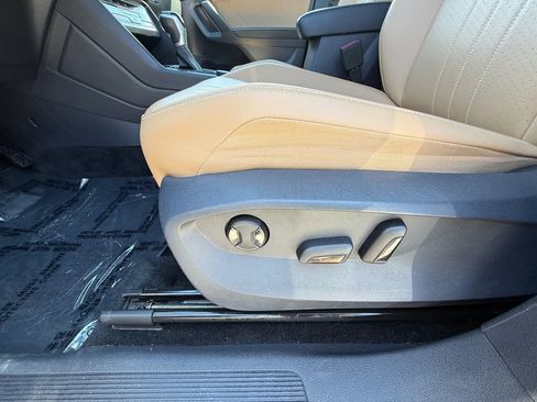 Used 2023 Volkswagen Tiguan SE w/ Panoramic Sunroof Package AWD/4WD image 11