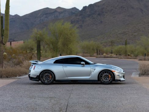 Used 2024 Nissan GT-R Premium w/ Floor Mat Package AWD/4WD image 7
