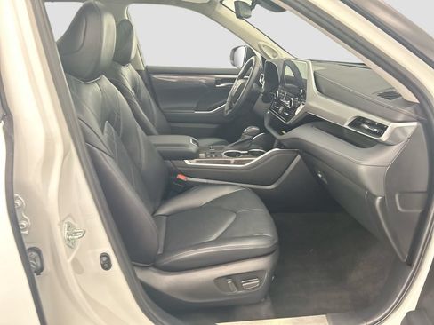 Used 2023 Toyota Highlander Platinum FWD image 18
