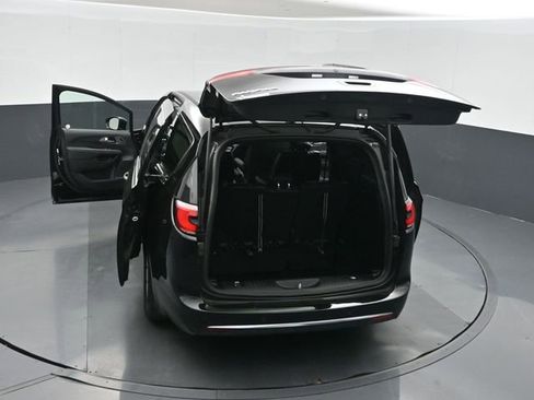 Used 2025 Chrysler Pacifica Select image 51