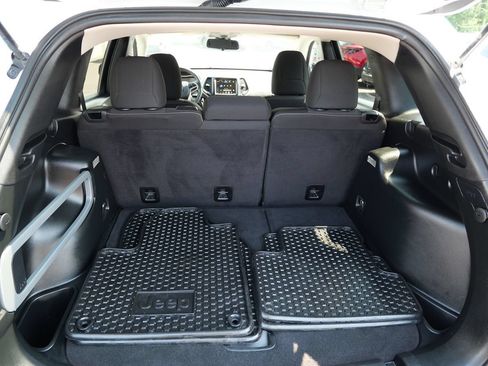 Used 2017 Jeep Cherokee Latitude w/ Cold Weather Group AWD/4WD image 21
