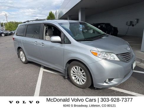 Used 2015 Toyota Sienna XLE w/ XLE Navigation Package FWD image 4