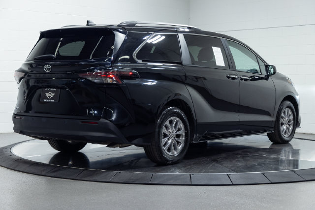 Used 2026 Toyota Sienna XLE FWD image 10