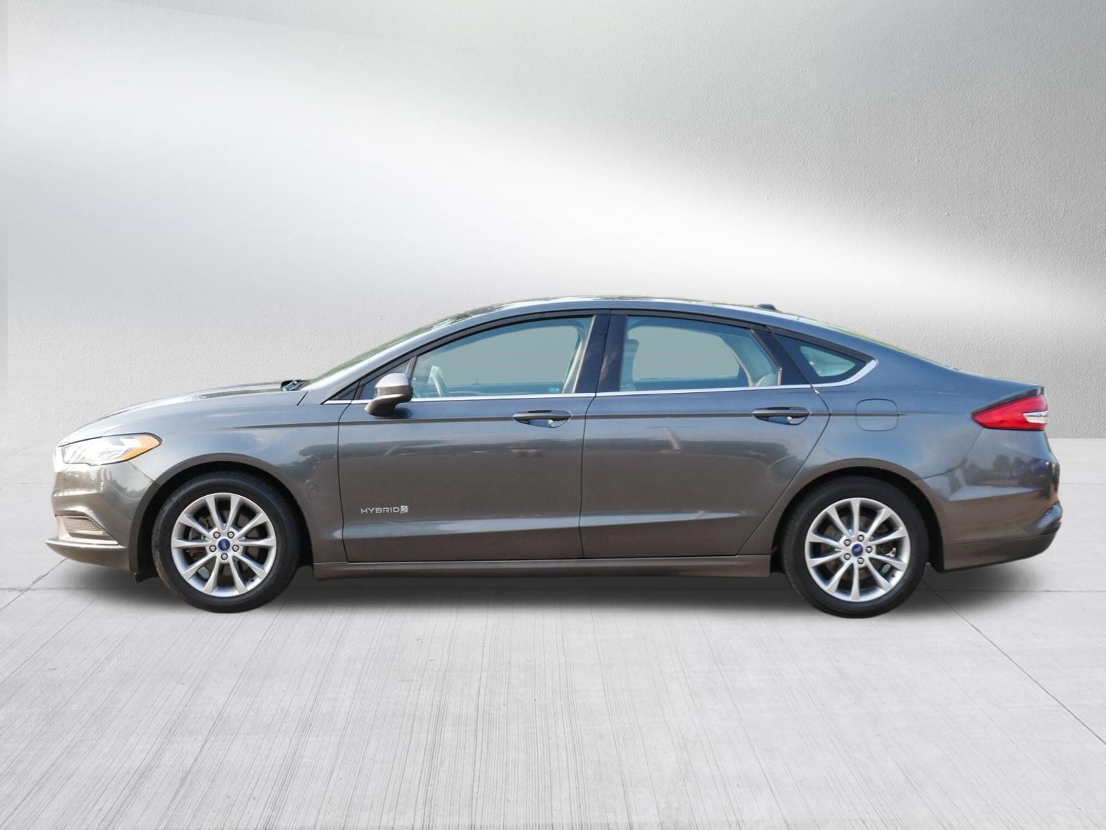 Used 2017 Ford Fusion SE FWD image 4
