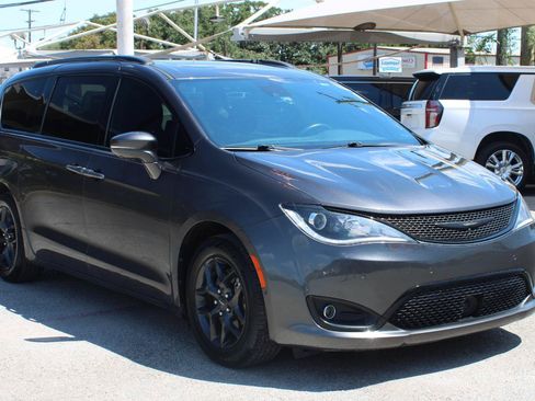 Used 2020 Chrysler Pacifica Limited w/ Advanced Safetytec Group FWD image 2