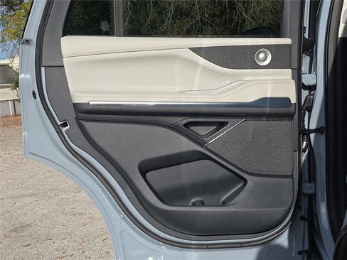 New 2026 Lincoln Navigator Reserve w/ Jet Appearance Package image 9