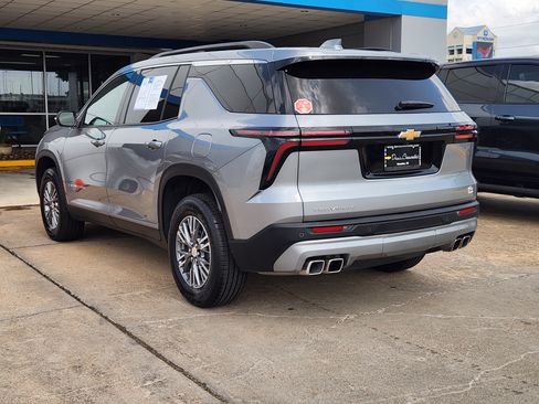Used 2025 Chevrolet Traverse LT FWD image 8