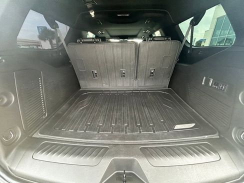 Used 2023 GMC Yukon XL SLT w/ SLT Premium Package RWD image 7
